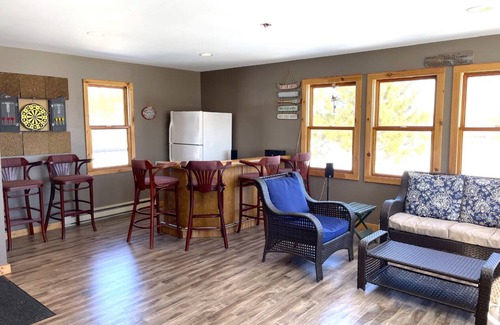 Manitoba Cabin | Charming creekside cottage on 2 acres w/hot tub and king bed