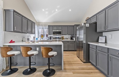 Dave Brown Autumn Hills House | Charming Desert Stay - Sparkly Pool - Fast Wi-Fi - Grill & Fire Pit