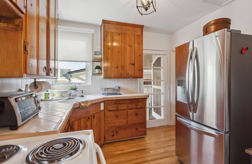 East End House | Charming Detached House w/parking/King bed/W&D - walk to the beach!