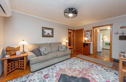 Thayerville House | Charming Dog Friendly Cottage w/Dock & Fire Pit