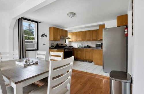 Westside Norwich House | Charming Duplex4min To Mohegan18min To Foxwoods