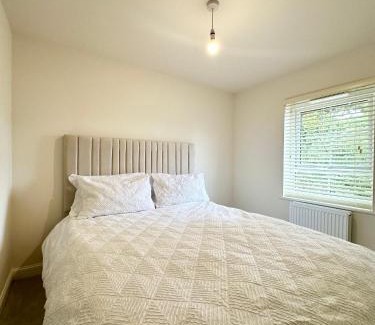 Preston House | Charming En-suite Bedroom