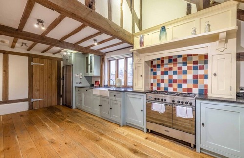 Bray on Thames Apartment | Charming Family Barn in Dorney