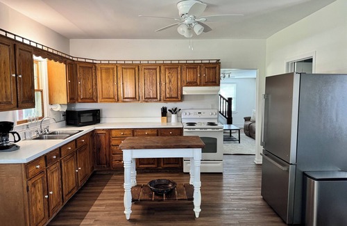 Sandusky Other | Charming Family Farmhouse Near Cedar Point n