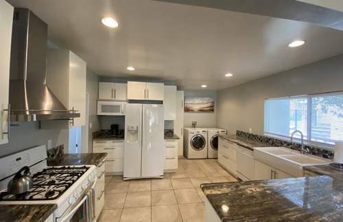 Burbank House | Charming family home in a quiet neighborhood of Burbank.