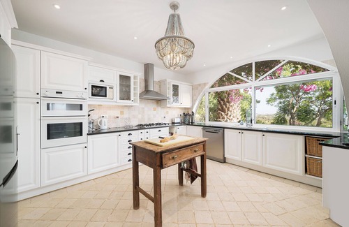 Cerro do Mocho Villa | Charming family home with sea views, close to Aquashow, Airport & beaches