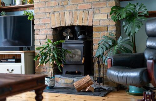 Horfield Apartment | Charming Family Home with Stoves, Garden & Parking