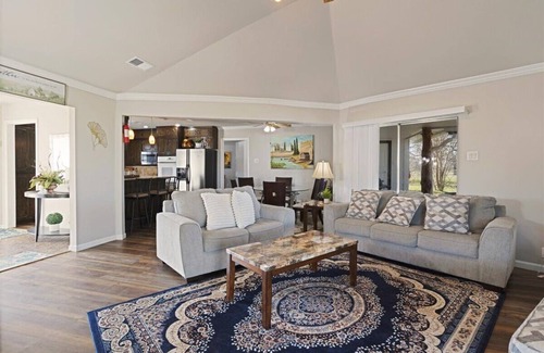 Calera Other | Charming Farm house-10 mins to LakeTexoma/StarlinkWIFI/HotTub/Zipline/Trampoline
