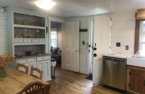 Davis House | Charming farmhouse-60 acres w/trails firepits creek close to Dolly and Canaan
