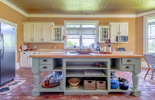 Crockett House | Charming Farmhouse on 11 acres