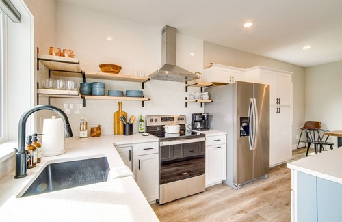 Florence House | Charming Florence Home w/Fire Pit & River Views!