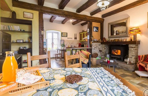 Hauteville-la-Guichard Cottage | Charming house with garden, pets allowed