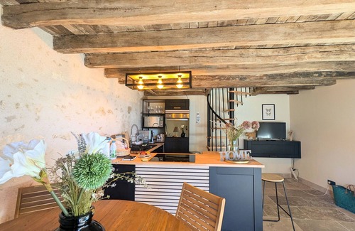 Saint-Cyran-du-Jambot Cottage | Charming cottage in Berry with terrace and Nordic bath