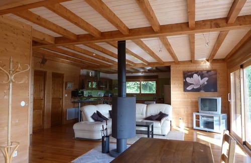 Saint-Alban-sur-Limagnole House | Charming wooden house in a green setting