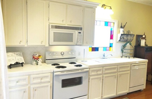 El Lago Cottage | Charming fully furnished 2-bedroom cottage in Seabrook, Tx -Bay Area Houston