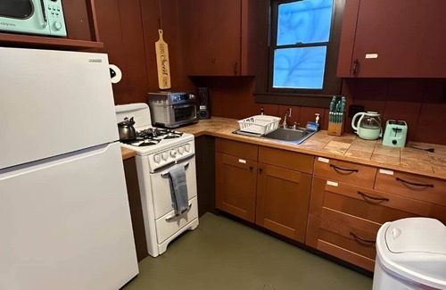 Downtown Berkeley House | Charming Garden Cottage – Walk to UC Berkeley & BART | Private Parking & Cozy Ur