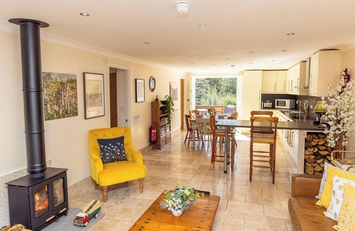 Yalding Cottage | Charming Garden Cottage with Woodland, Tennis & Family Fun
