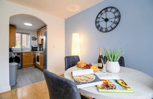 Milton Malsor Apartment | Charming 2 Bedroom 2 Bathroom Flat Free Parking Sky TV
