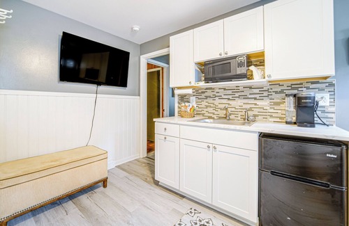 Geneva Apartment | Charming Geneva Vacation Rental ~ 5 Mi to Lake!
