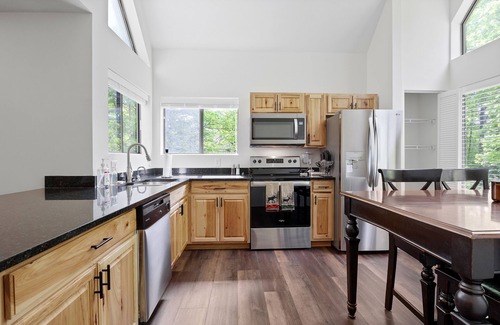 Jefferson Township House | Charming Getaway 4BR 3Bath Hot Tub