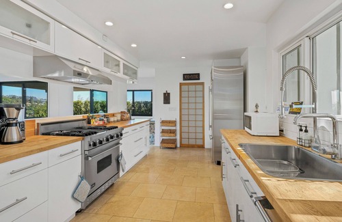 The Flats House | . Charming getaway in La . WiFi , Ac , pool . View , relaxing outdoor space.
