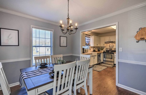 Newnan House | Charming Getaway w/Grill: 2 Mi to Newnan Square!