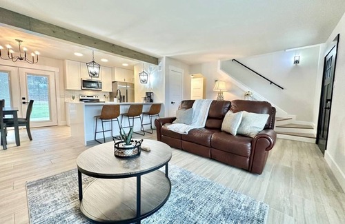 Wetmore House | Charming Glass Balcony Townhome near Six Flags and City of Boerne