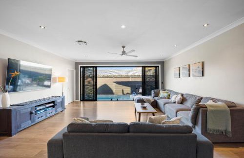 Gold Coast House | Charming Group Getaway - 9 Mins To Burleigh Beach