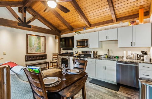 Sandpoint House | Charming guest house with free WiFi, full kitchen, public beach access, & dock