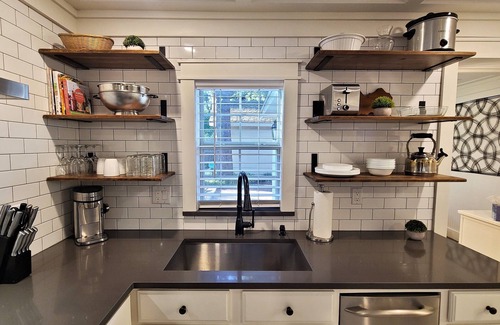 Oakhurst House | Charming Guesthouse in Historic Neighborhood