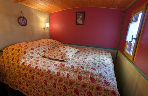 Sercoeur Bed & Breakfast | Charming Gypsy Caravan near Epinal with Comfort and Garden Oasis