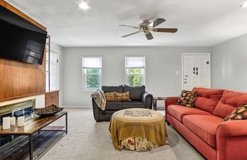 Alton House | Charming Hilltop Haven!