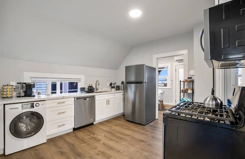 Everett Apartment | Charming Historic 2-Bedroom Retreat in North Everett with Modern