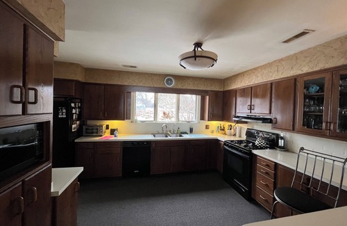 Syracuse House | Charming & Historic Family Retreat on Syracuse Lake & Maxwelton Golf Course
