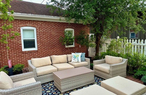 Lancaster House | Charming Historic Getaway: Unwind in Lancaster's Timeless Elegance