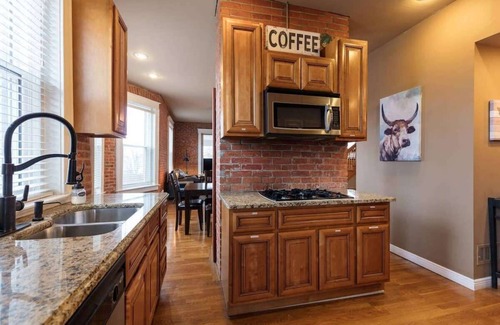 Northeast Kansas City House | Charming Historic Home-Near DT KC-Jacuzzi+Wifi