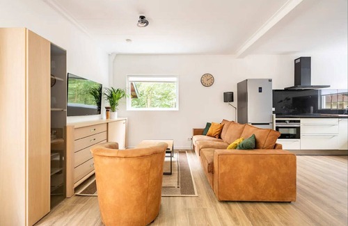Ijsselmonde House | Charming holiday home in Poortugaal with garden