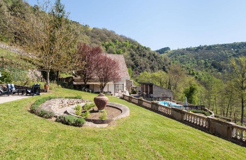 Etables House | Charming Holiday Home in etables with Swimming Pool