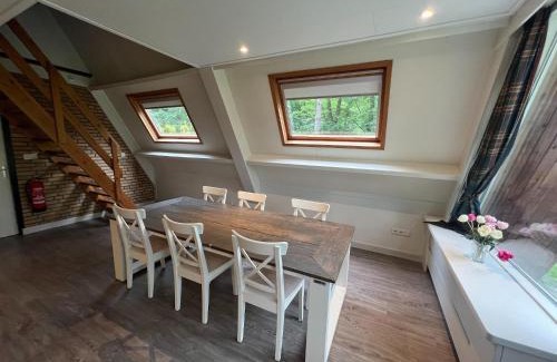 Stramproy House | Charming Holiday Home with WiFi