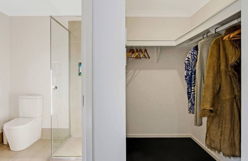 Jimboomba House | Charming home in Jimboomba. Perfect for groups of 8. Relaxing stay assured!