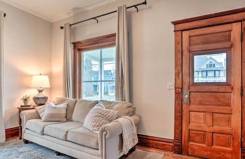 Waverly House | Charming Home w/ Porch Near Wartburg College!