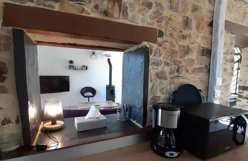 Vallons-de-l'Erdre Cottage | Charming House with Scenic Valley Views, Near Erdre River, Sleeps 8, Pet-Friendly