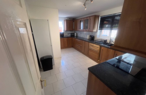 Dunstable House | Charming Houghton Regis House with 4 Bedrooms