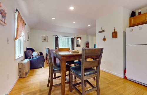 Wilmington House | Charming house, hot tub, shared tennis, ping-pong table, foosball, bbq, w/d