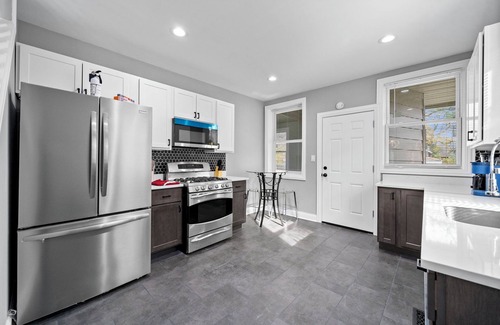 Avalon Park House | Charming house in amazing Chicago with WiFi and AC. Close to many restaurants.