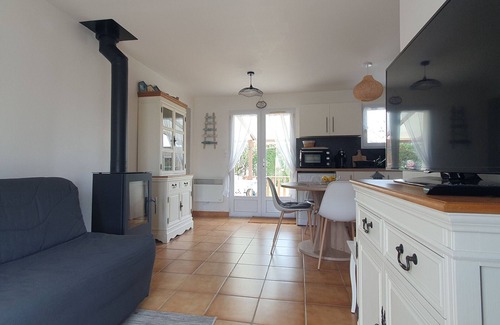 Grues House | Charming House with Garden, Near Beach & Town, Pet-Friendly