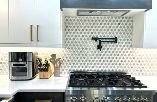 Dallas House | Charming house with Hot Tub and Steamer Shower in delightful Dallas