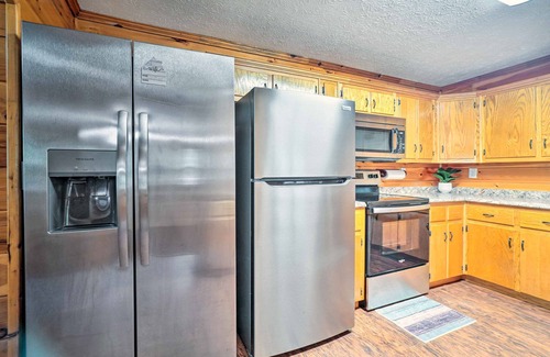 Jamestown Cabin | Charming Jamestown Cabin w/Large Backyard!
