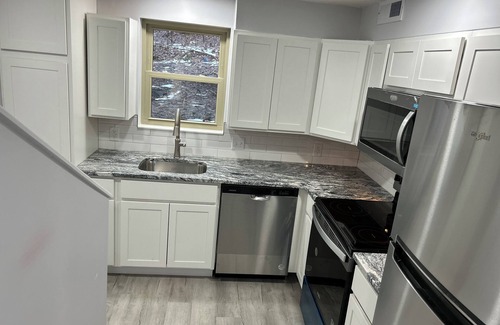 Lancaster Cottage | Charming LAKE FRONT COTTAGE just 13 miles from Hocking Hills!