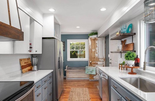 Hastings Cottage | Charming Lake Front Cottage